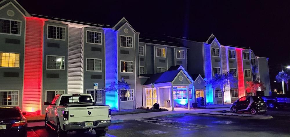 Hotel Microtel And -