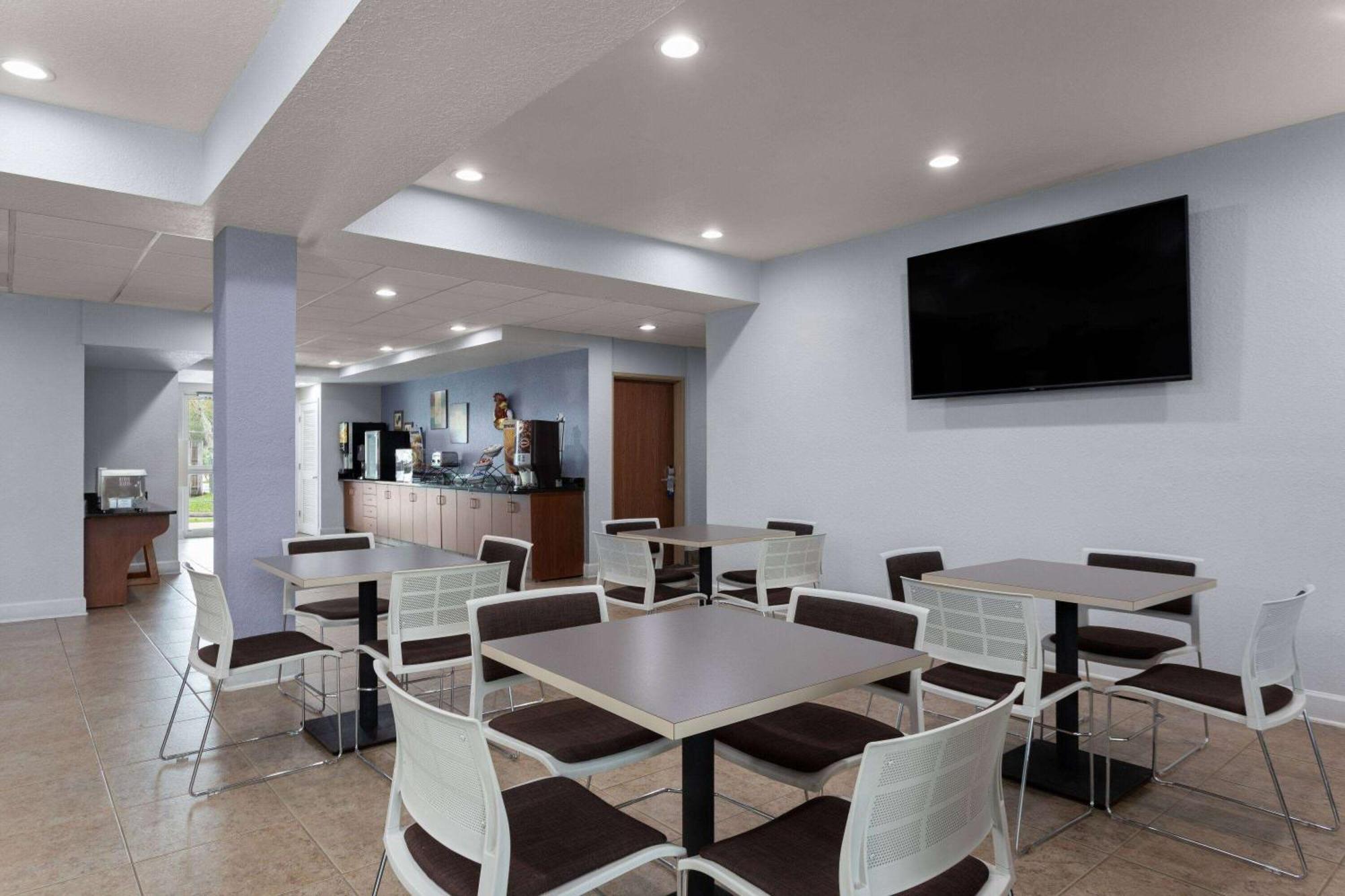 Hotel Microtel And -