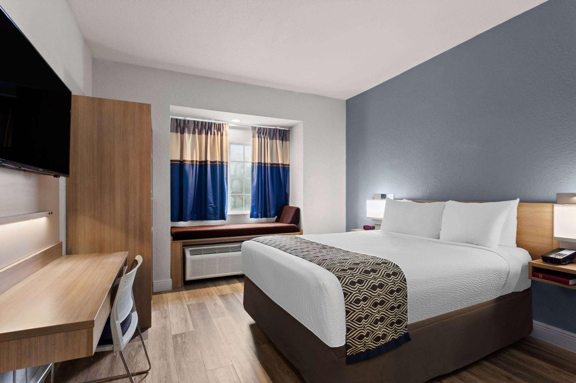 Hotel Microtel And -