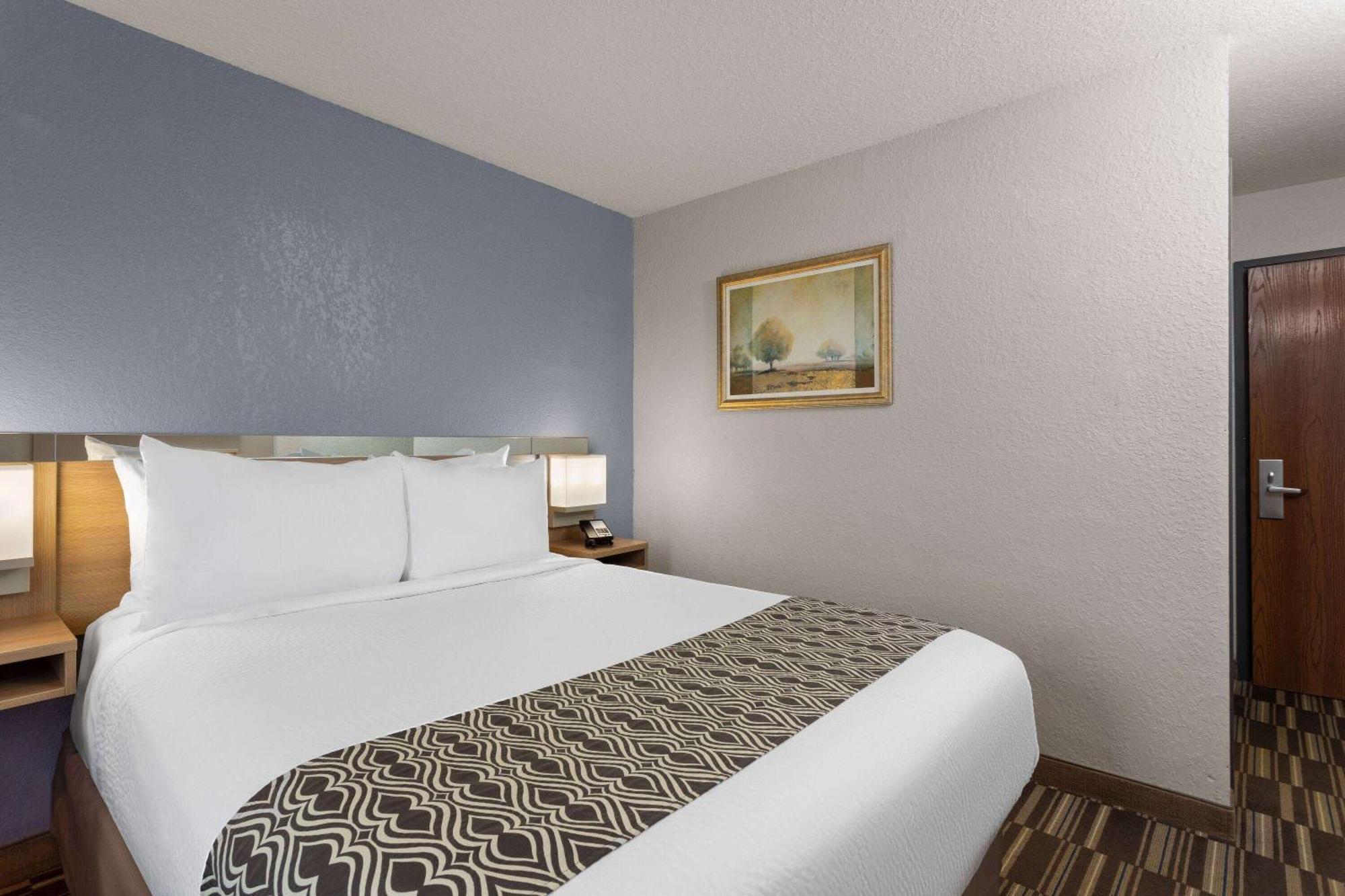 Microtel And - Hotel 2*