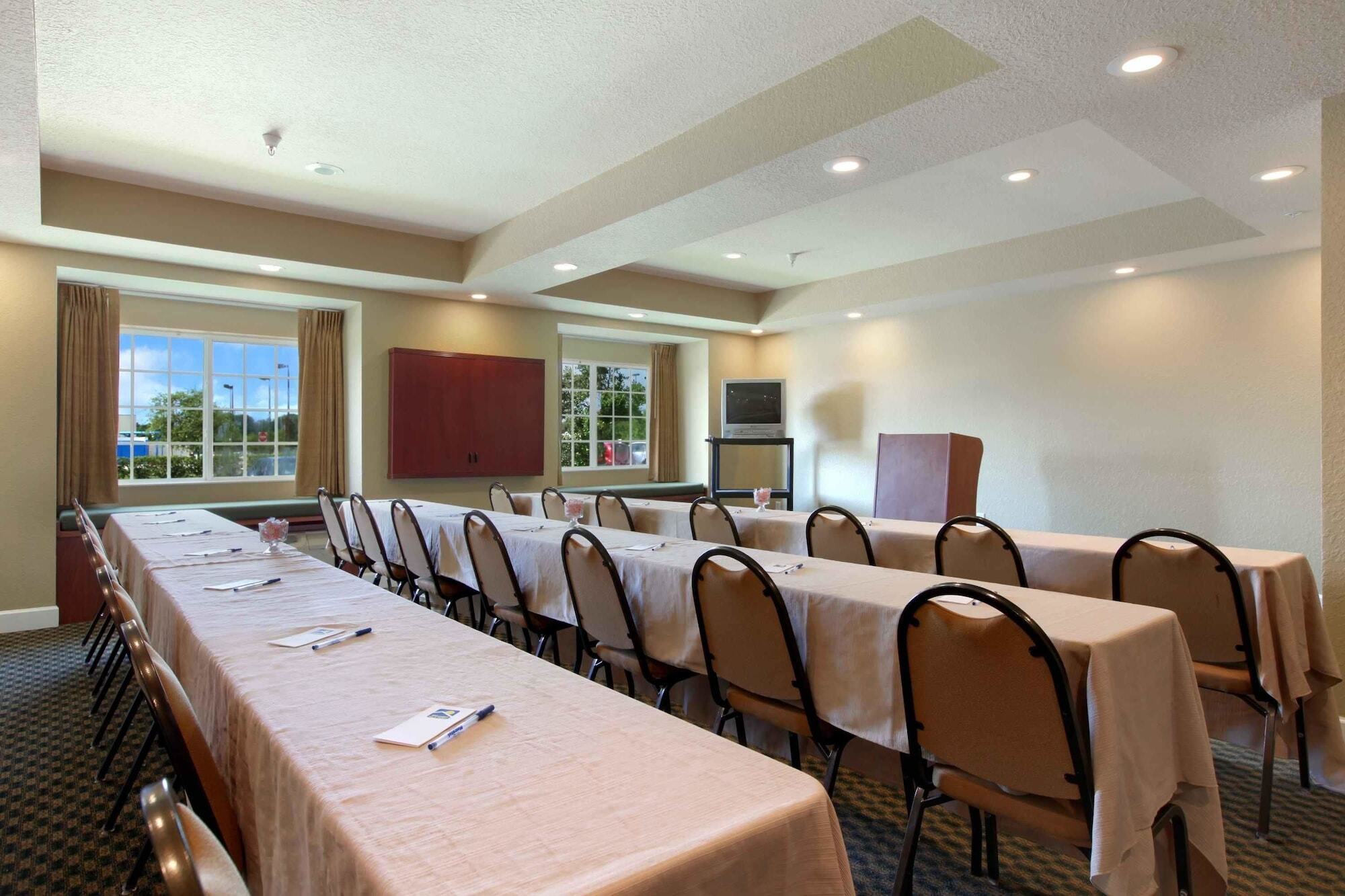 Hotel Microtel And -